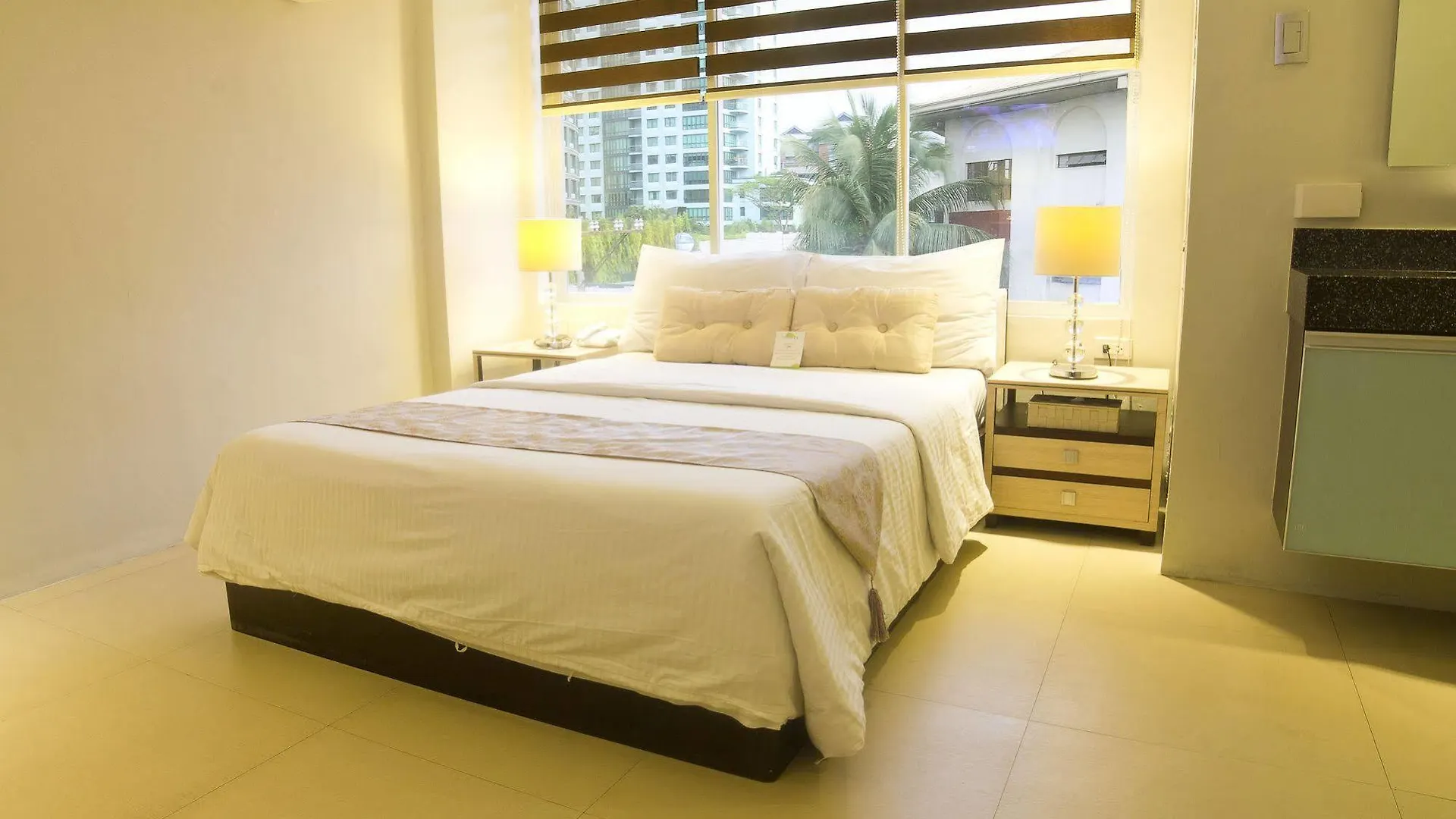 Palm Rock Residences Makati City 3*,